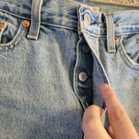 Levi's Premium Wedgie Button Fly Distressed Jeans Size 28 Light Wash - Picture 4 of 8